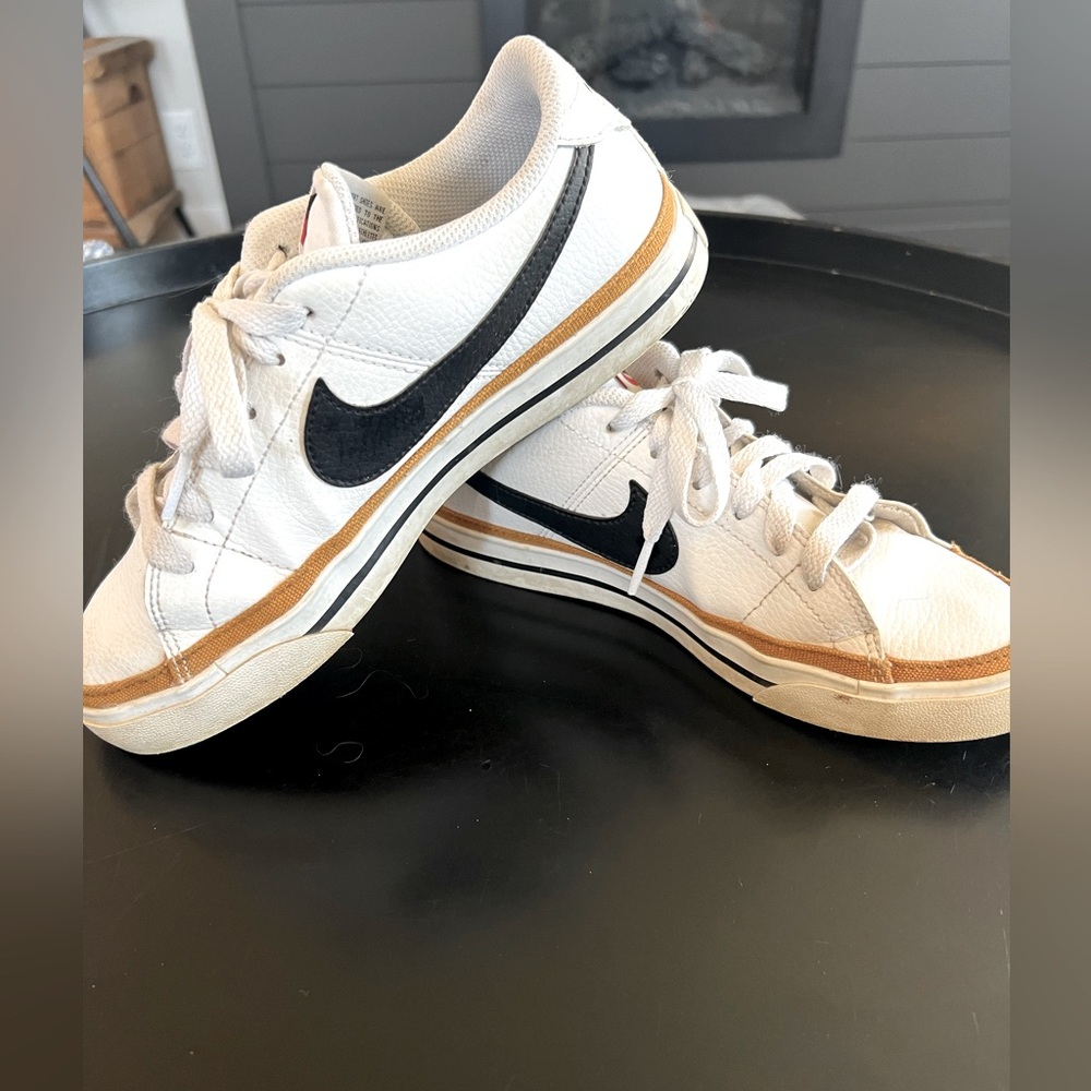 Women’s Nike 7.5 shoes - court legacy - gently used